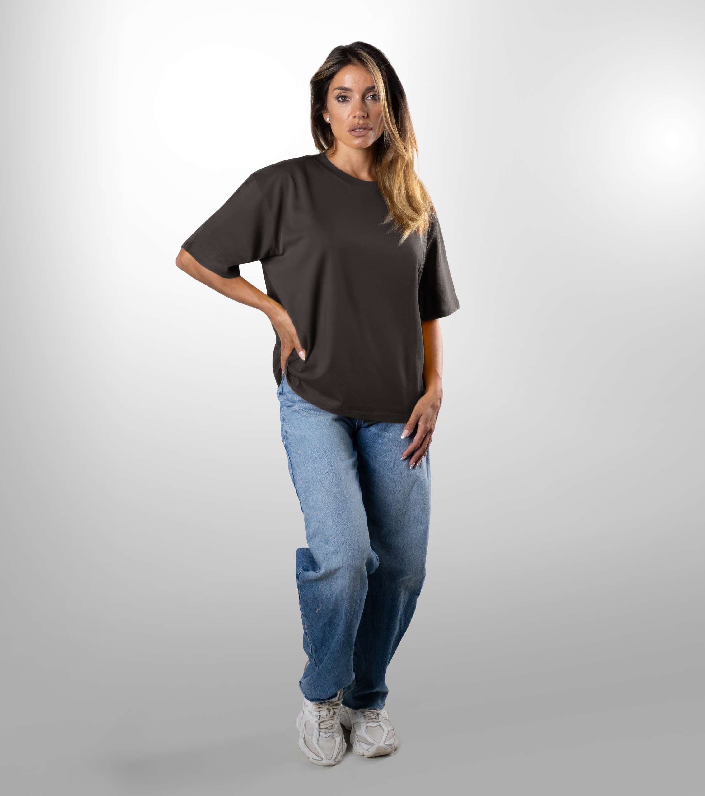 10010-F-Black-C-model-front T-Shirt oversize – Bild 1